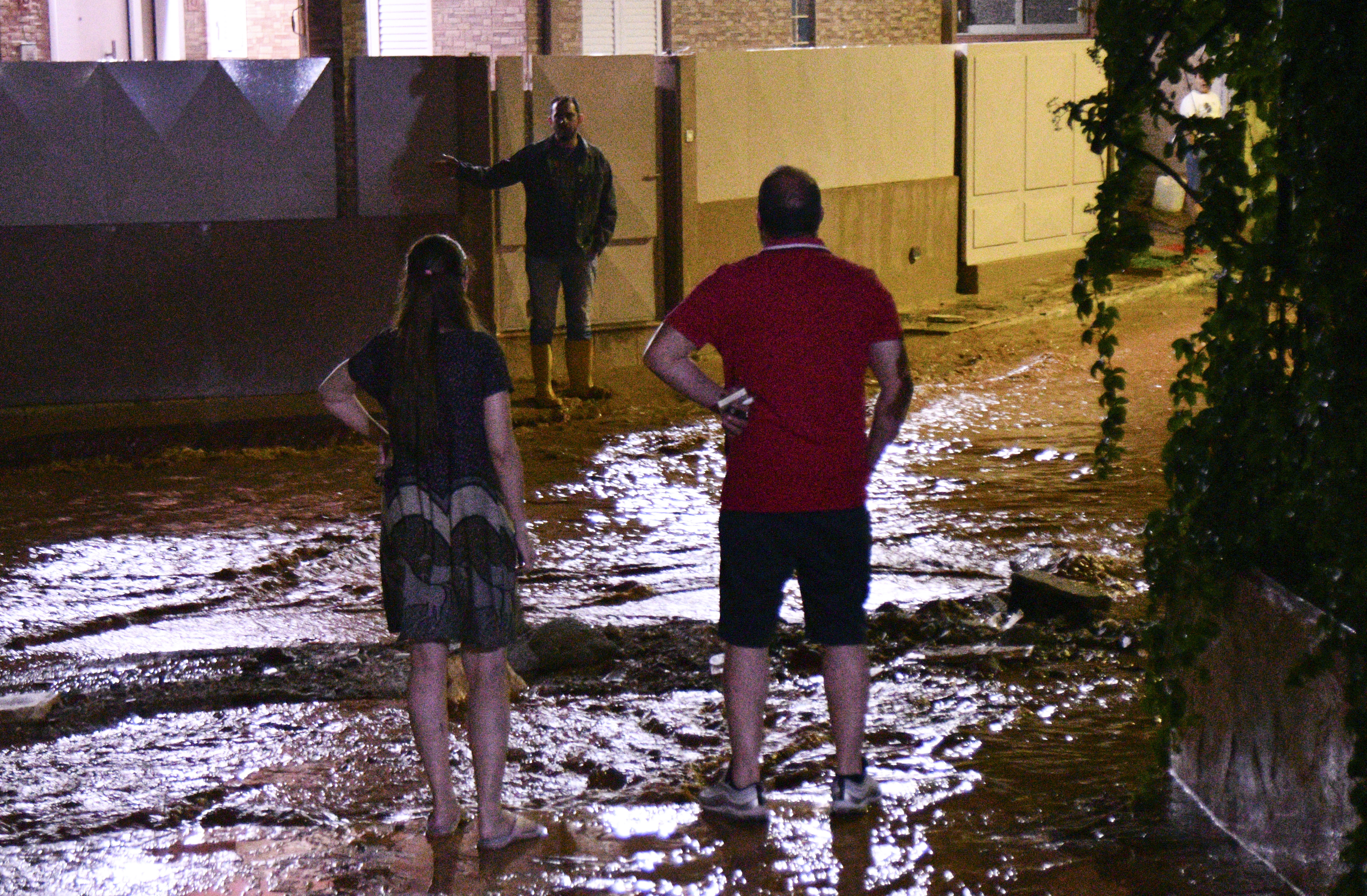 Απόγνωση στη Μάνδρα: Ξαναζωντάνεψε ο εφιάλτης – Ποτάμια οι δρόμοι, πλημμύρισαν σπίτια και καταστήματα