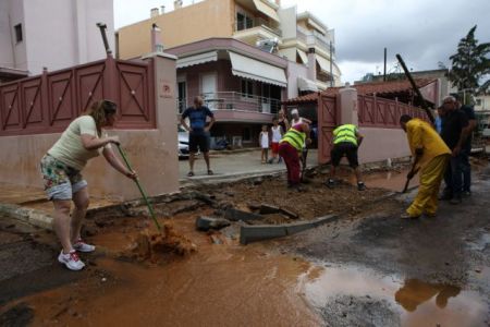 Η κακοκαιρία «χτυπά» την Μάνδρα για δεύτερη ημέρα – Χείμαρροι και πάλι οι δρόμοι