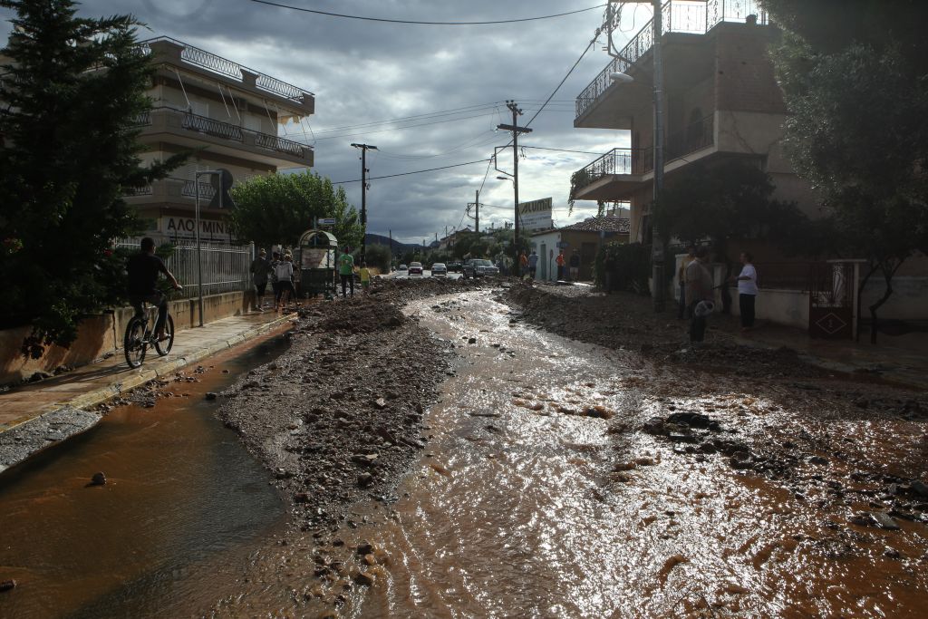 Θεσσαλονίκη: Πλημμύρες σε Σταυρό και Βρασνά