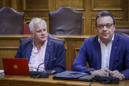 Σκληρή αντιπαράθεση στη Βουλή για τις πλημμύρες στη Μάνδρα