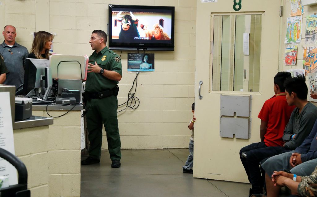 Μελάνια: Δεύτερη επίσκεψη σε κέντρο φιλοξενίας παιδιών μεταναστών