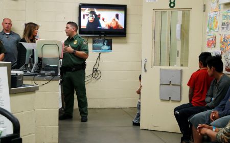 Μελάνια: Δεύτερη επίσκεψη σε κέντρο φιλοξενίας παιδιών μεταναστών