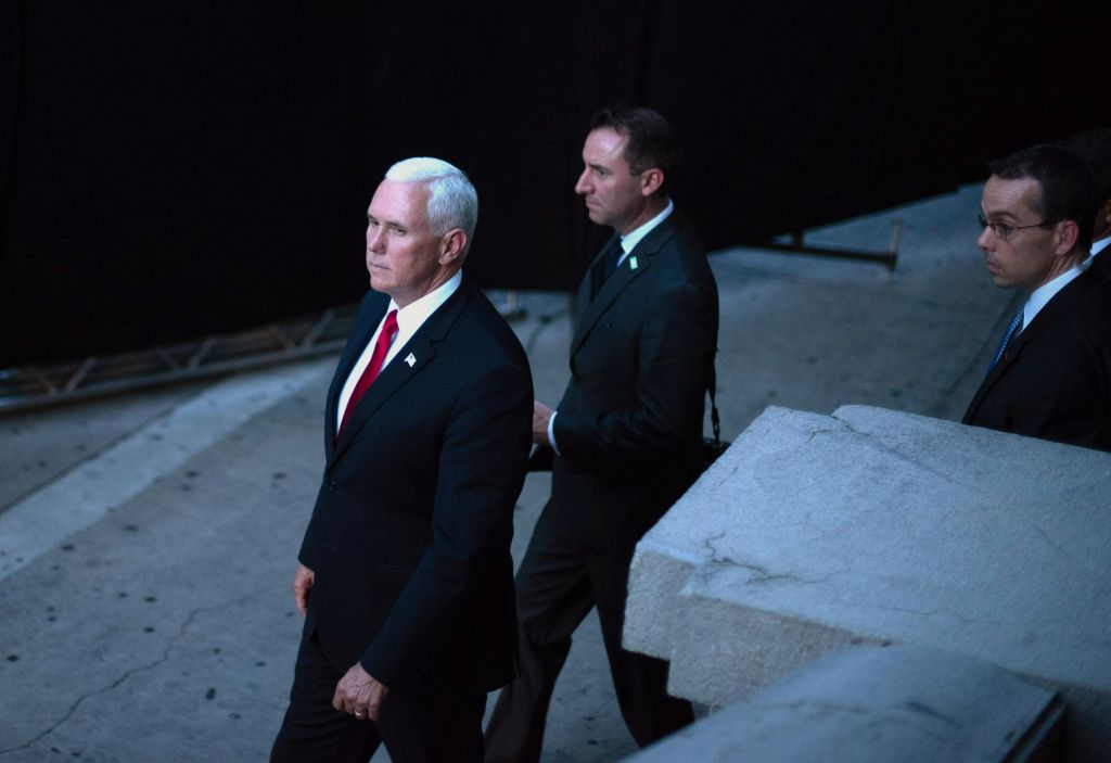 Διαδοχικές επικοινωνίες Πενς με Τσίπρα και Ζάεφ για το Σκοπιανό