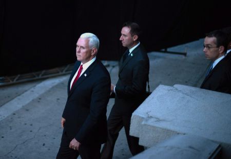 Διαδοχικές επικοινωνίες Πενς με Τσίπρα και Ζάεφ για το Σκοπιανό