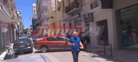 Πάτρα: Σε βιτρίνα καταστήματος «καρφώθηκε» ταξί