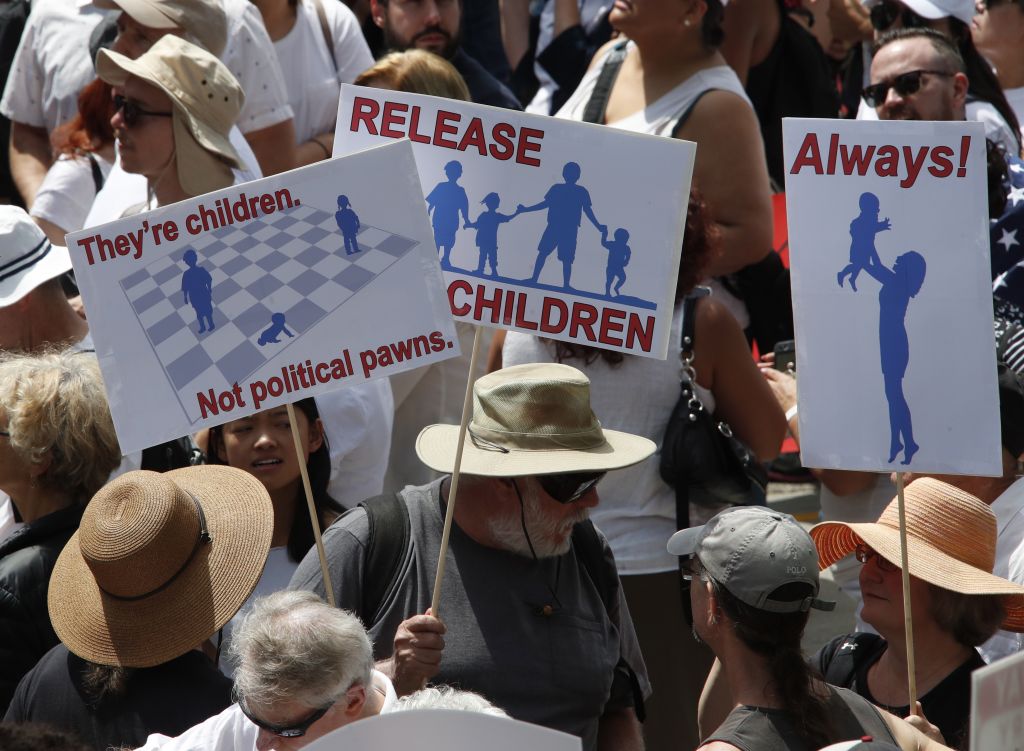 Κίνημα προσωπικοτήτων εναντίον του Τραμπ για τον χωρισμό οικογενειών μεταναστών