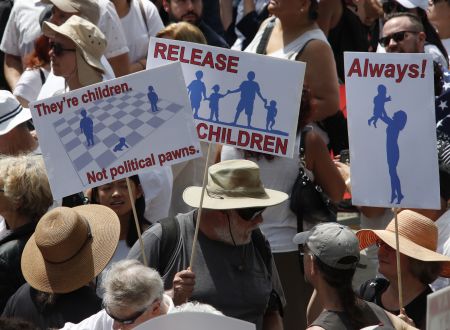 Κίνημα προσωπικοτήτων εναντίον του Τραμπ για τον χωρισμό οικογενειών μεταναστών