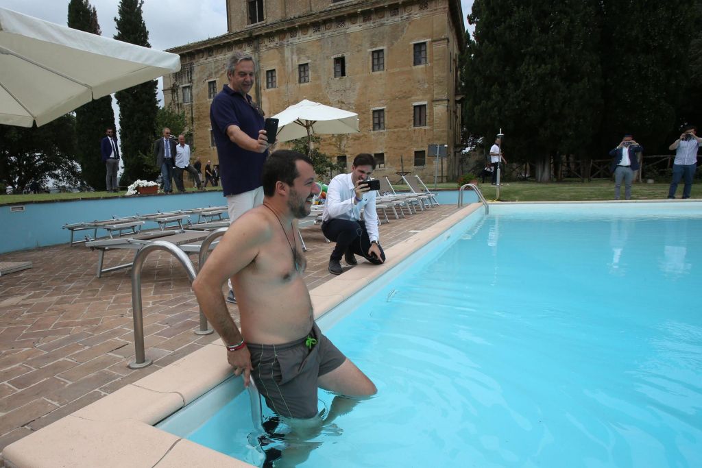 Σαλβίνι: Βουτιά σε πισίνα της Μαφίας