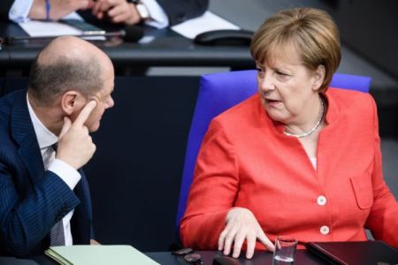 Νέο εμπόδιο από τους σοσιαλιστές  μετά τη συμφωνία Μέρκελ – Ζεεχόφερ