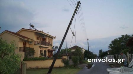 Ανεμοθύελλα προκάλεσε ζημιές στα Τρίκαλα Ημαθίας (βίντεο)