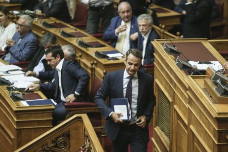 Τσίπρας – Μητσοτάκης: Σφοδρή σύγκρουση σε προεκλογικό φόντο