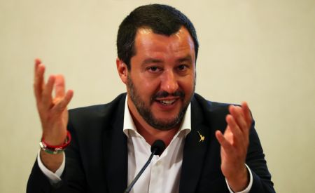 Χιλιάδες Ιταλοί φόρεσαν κόκκινα μπλουζάκια για τους μετανάστες – Ειρωνείες από Σαλβίνι