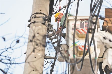 Το «τρύπιο» δίκτυο ηλεκτρισμού επιταχύνει τις ιδιωτικοποιήσεις