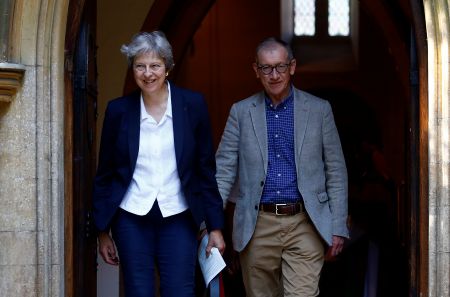 Όλο και λιγότεροι Βρετανοί εμπιστεύονται τη Μέι για το Brexit