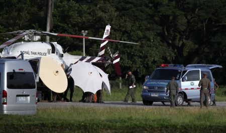 Ταϊλάνδη: Οκτώ από τα 12 παιδιά εκτός του πλημμυρισμένου σπηλαίου – Σε εξέλιξη για 2η ημέρα η επιχείρηση