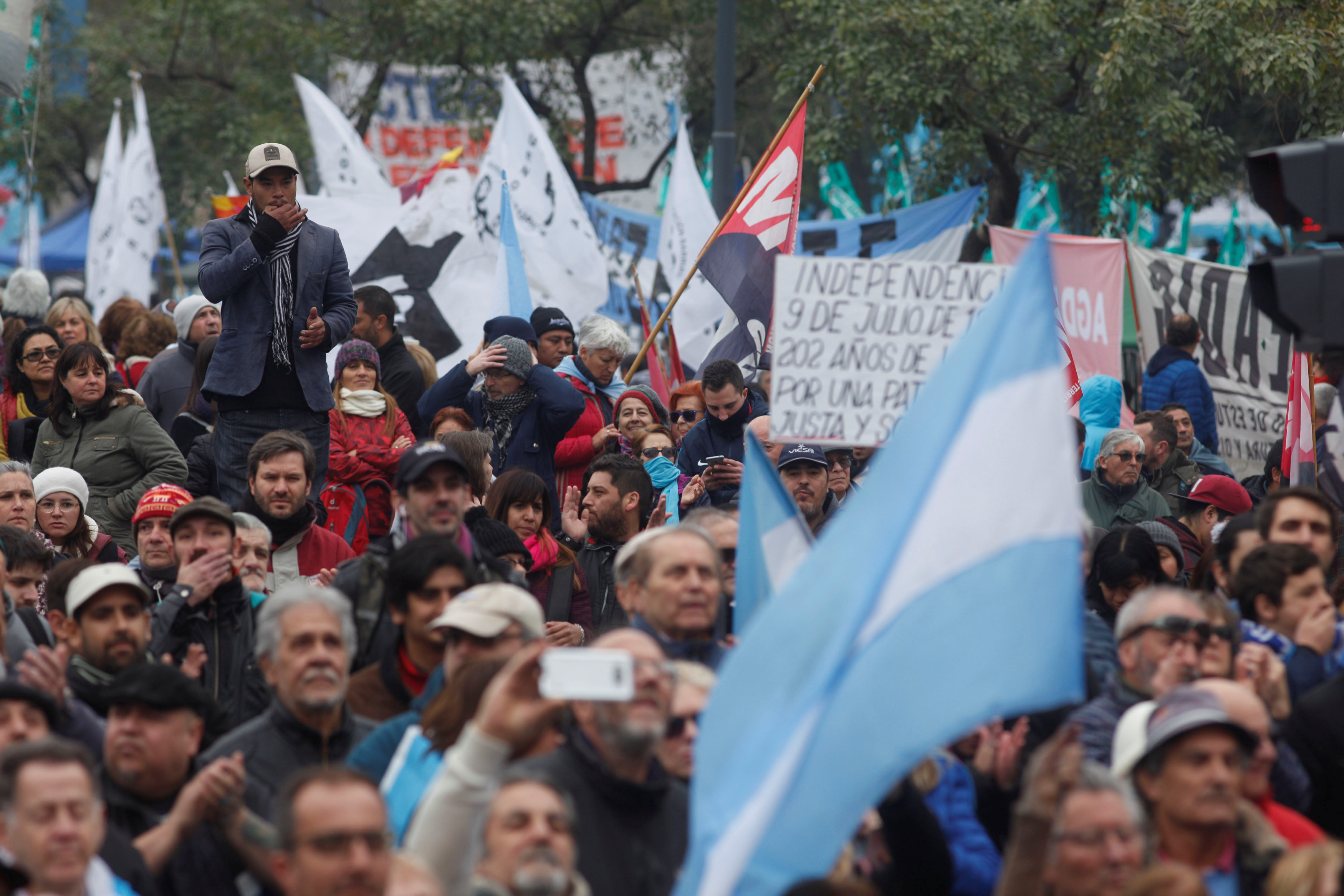 Αργεντινή: Δεκάδες χιλιάδες διαδηλωτές ενάντια στη λιτότητα και το ΔΝΤ
