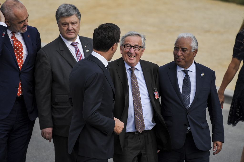 Γιούνκερ: Απέρριψε τους ισχυρισμούς ότι το πρόβλημά του είχε σχέση με το αλκοόλ