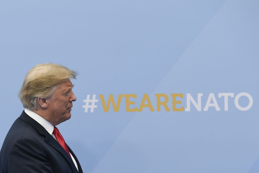 Πυρά Τραμπ κατά μελών του ΝΑΤΟ: Ολοι πρέπει να ανεβάσουν στο 4% του ΑΕΠ τις στρατιωτικές τους δαπάνες