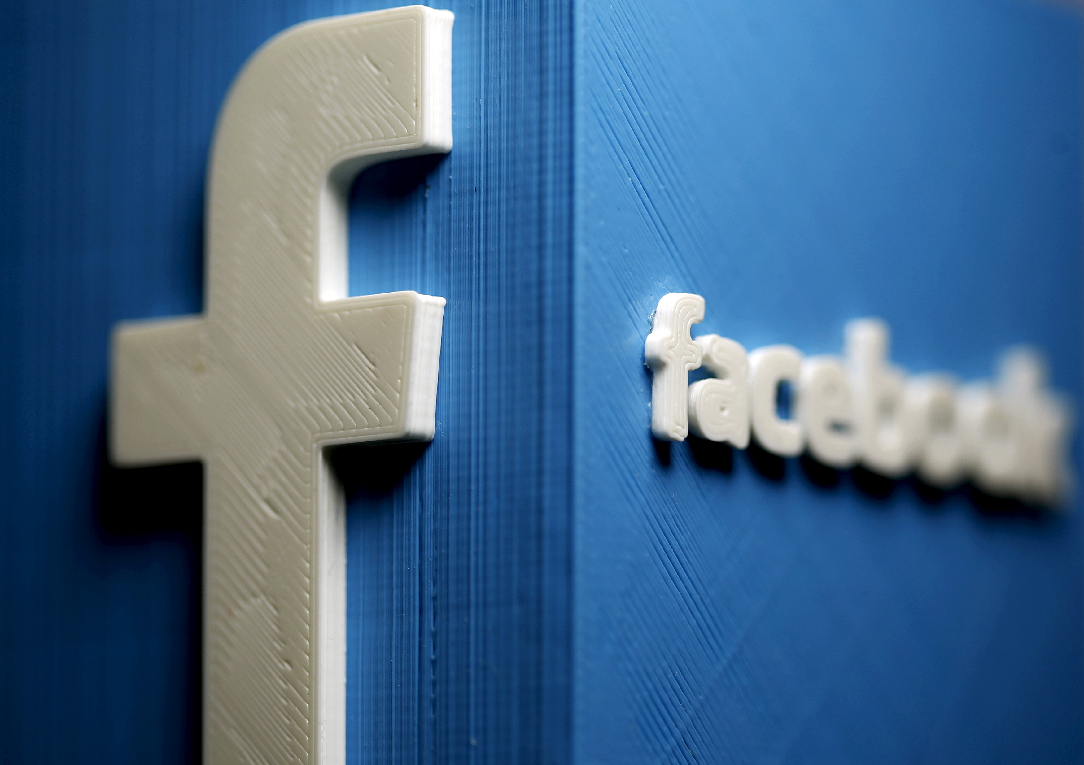 Facebook: Νέα διαμάχη για τους αρνητές του Ολοκαυτώματος