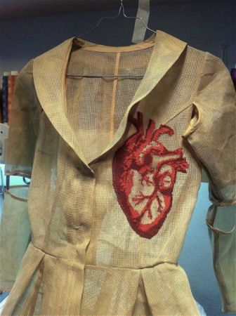 Εύα Νάθενα: Η σκηνογράφος που κεντάει