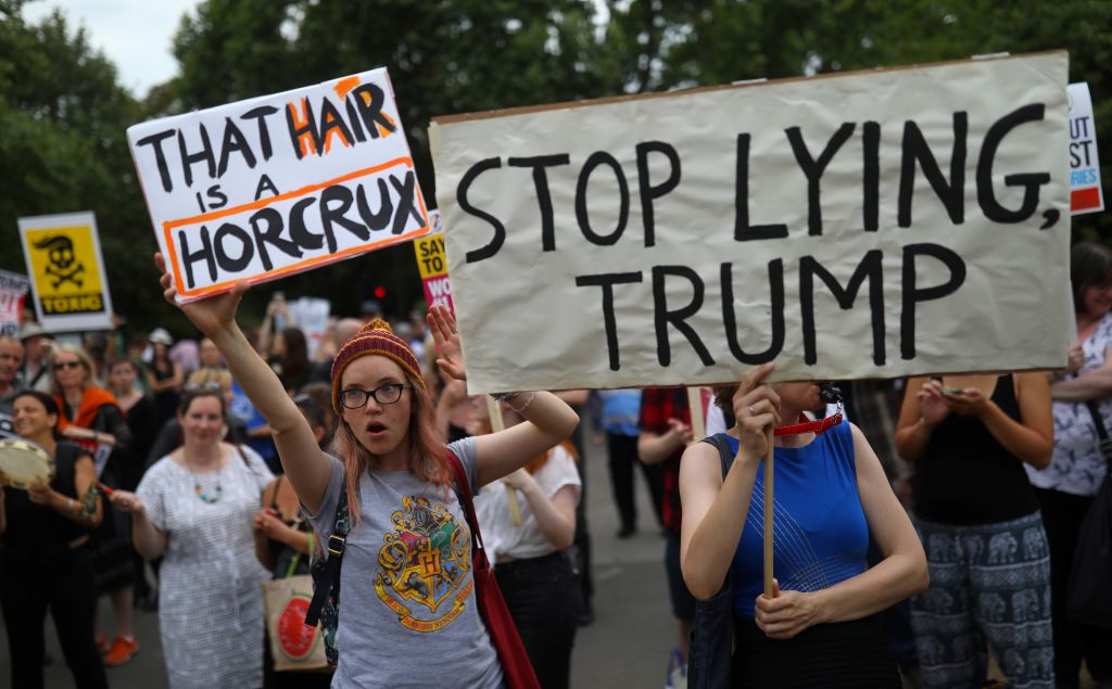 Δεν πτοείται από τις διαδηλώσεις στο Λονδίνο ο Τραμπ