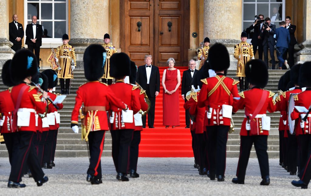 Τραμπ: Γεύμα με τη Μέι, τσάι με την Βασίλισσα αλλά και διαμαρτυρίες