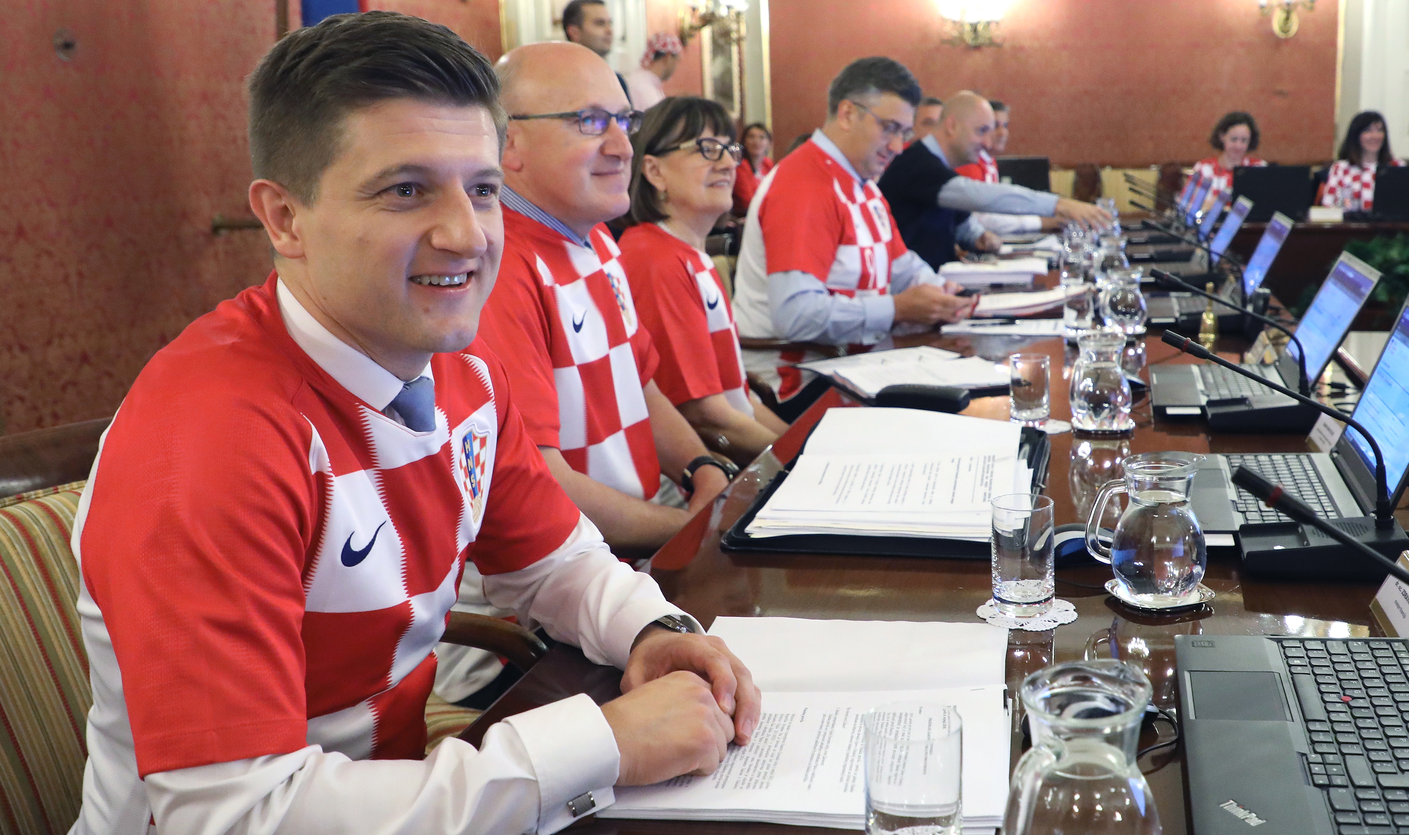 Κροατία: Οι υπουργοί έβαλαν φανέλες της εθνικής ποδοσφαίρου