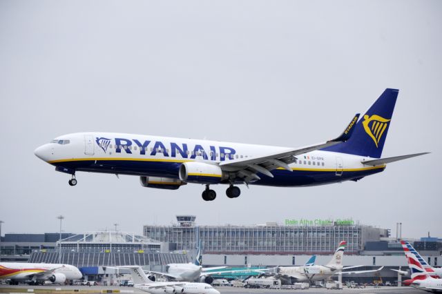 Η Ryanair προειδοποιεί με απολύσεις αν συνεχιστούν οι απεργίες