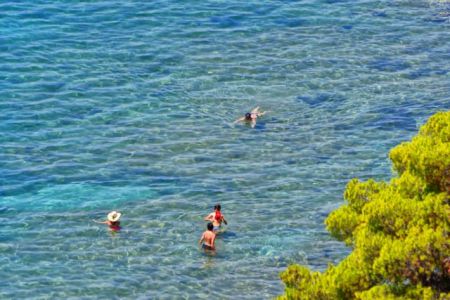 Πήγε για μπάνιο και βρήκε ανθρώπινα οστά σε παραλία στην Μήλο