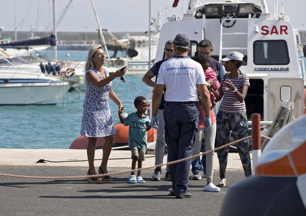 Ιταλία: Πρόσφυγες μεταφέρθηκαν στο λιμάνι του Ποτσάλο