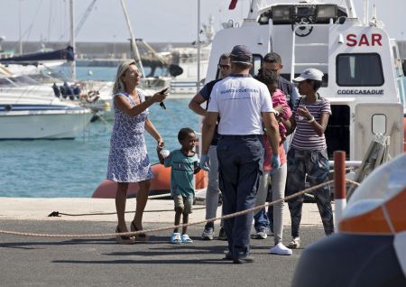Ιταλία: Πρόσφυγες μεταφέρθηκαν στο λιμάνι του Ποτσάλο