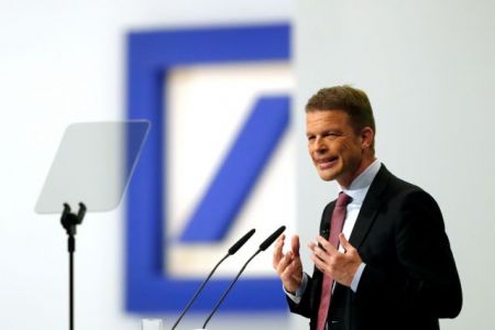 Η Deutsche Bank αναζητεί σωσίβιο με 7.000 απολύσεις