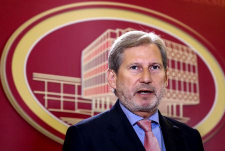 Επίτροπος Χαν: Προτροπές στους πολίτες της πΓΔΜ να συμμετάσχουν στο δημοψήφισμα