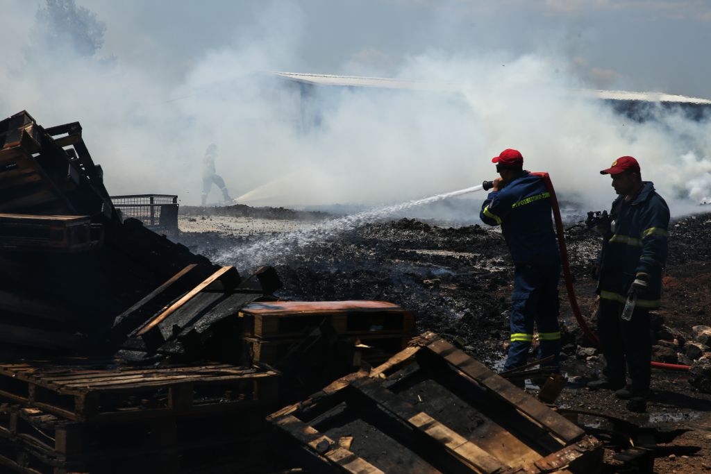 Υπό μερικό έλεγχο η πυρκαγιά σε επιχείρηση χρωμάτων στο Μενίδι