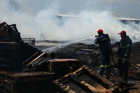 Υπό μερικό έλεγχο η πυρκαγιά σε επιχείρηση χρωμάτων στο Μενίδι