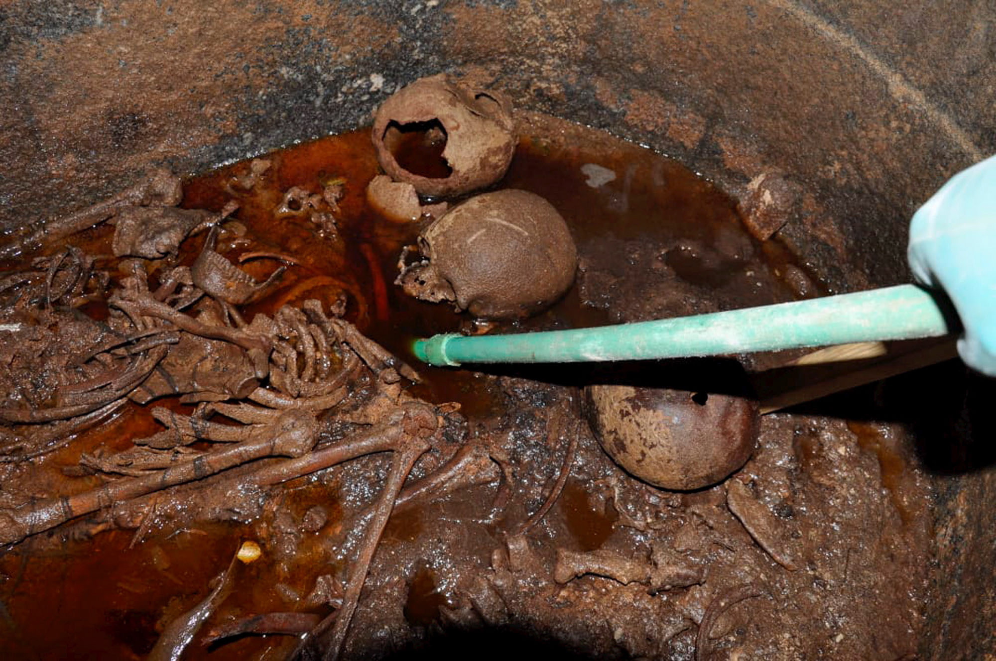 Τρεις σκελετοί στο εσωτερικό της τεράστιας σαρκοφάγου στην Αίγυπτο