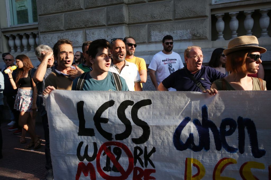 Διαμαρτυρία στην αυστριακή πρεσβεία για το 12ωρο εργασίας