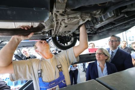 Απαιτητικά τεστ καυσαερίων και Brexit σπέρνουν την αβεβαιότητα