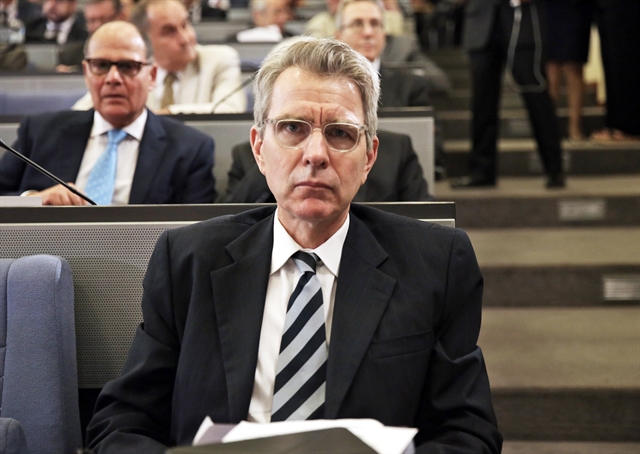 Ο Πάιατ και η γυναίκα με το Toyota Starlet