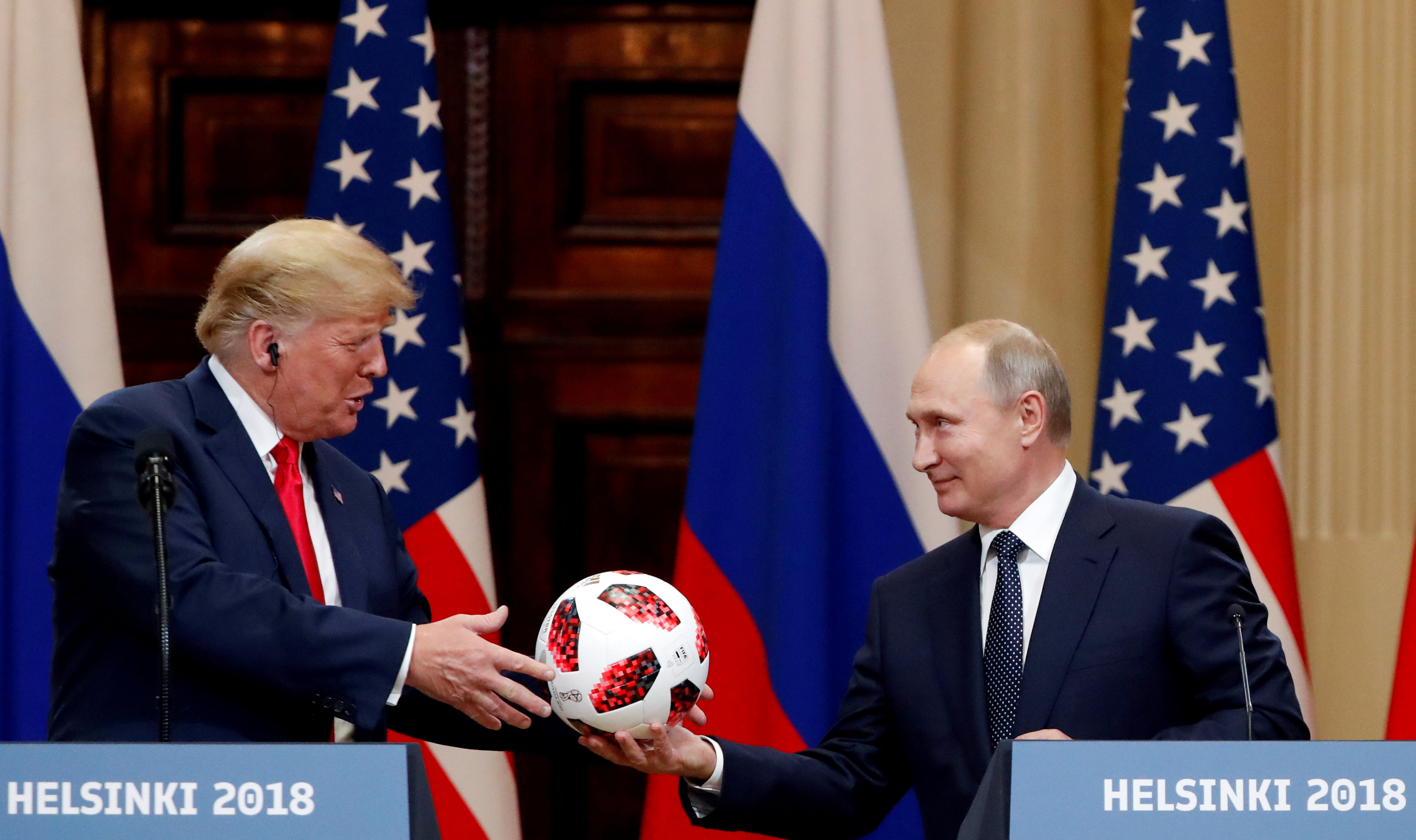 Με «διαφημιστικό τσιπάκι» η μπάλα που δώρισε ο Πούτιν στον Τραμπ