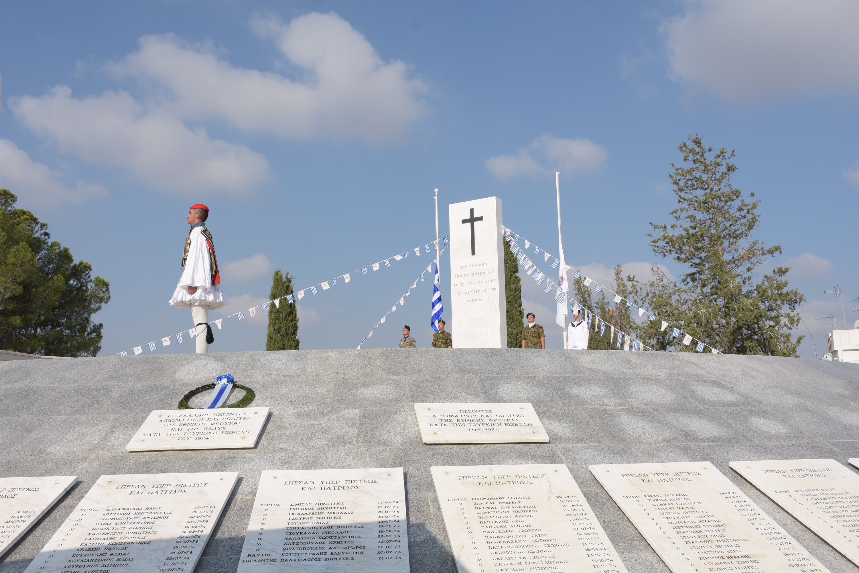 Μνημόσυνα στην ελεύθερη Κύπρο – Προκλητικές παρελάσεις στα κατεχόμενα