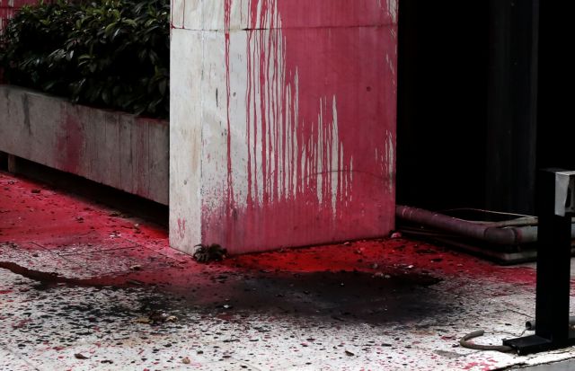 Μπογιές και τρικάκια από τον Ρουβίκωνα στην πρεσβεία του Ιράν