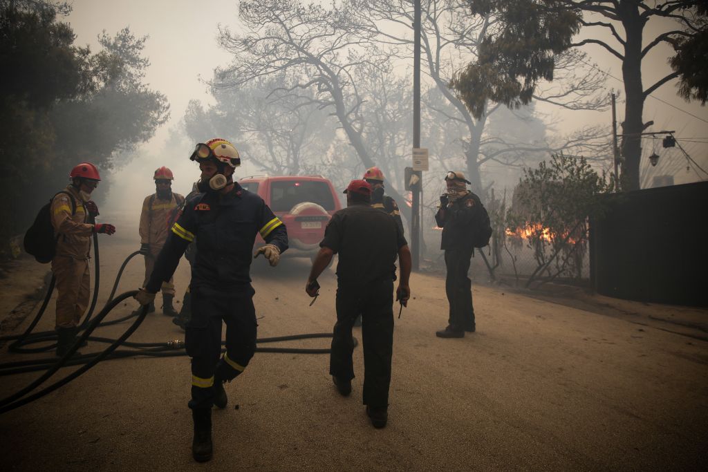 Μεγάλη πυρκαγιά στα Γεράνεια Ορη στο ύψος της Κινέτας – Οι φλόγες φτάνουν πλέον μέχρι τη θάλασσα