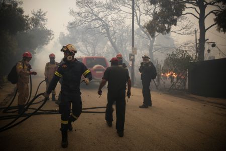 Μεγάλη πυρκαγιά στα Γεράνεια Ορη στο ύψος της Κινέτας – Οι φλόγες φτάνουν πλέον μέχρι τη θάλασσα