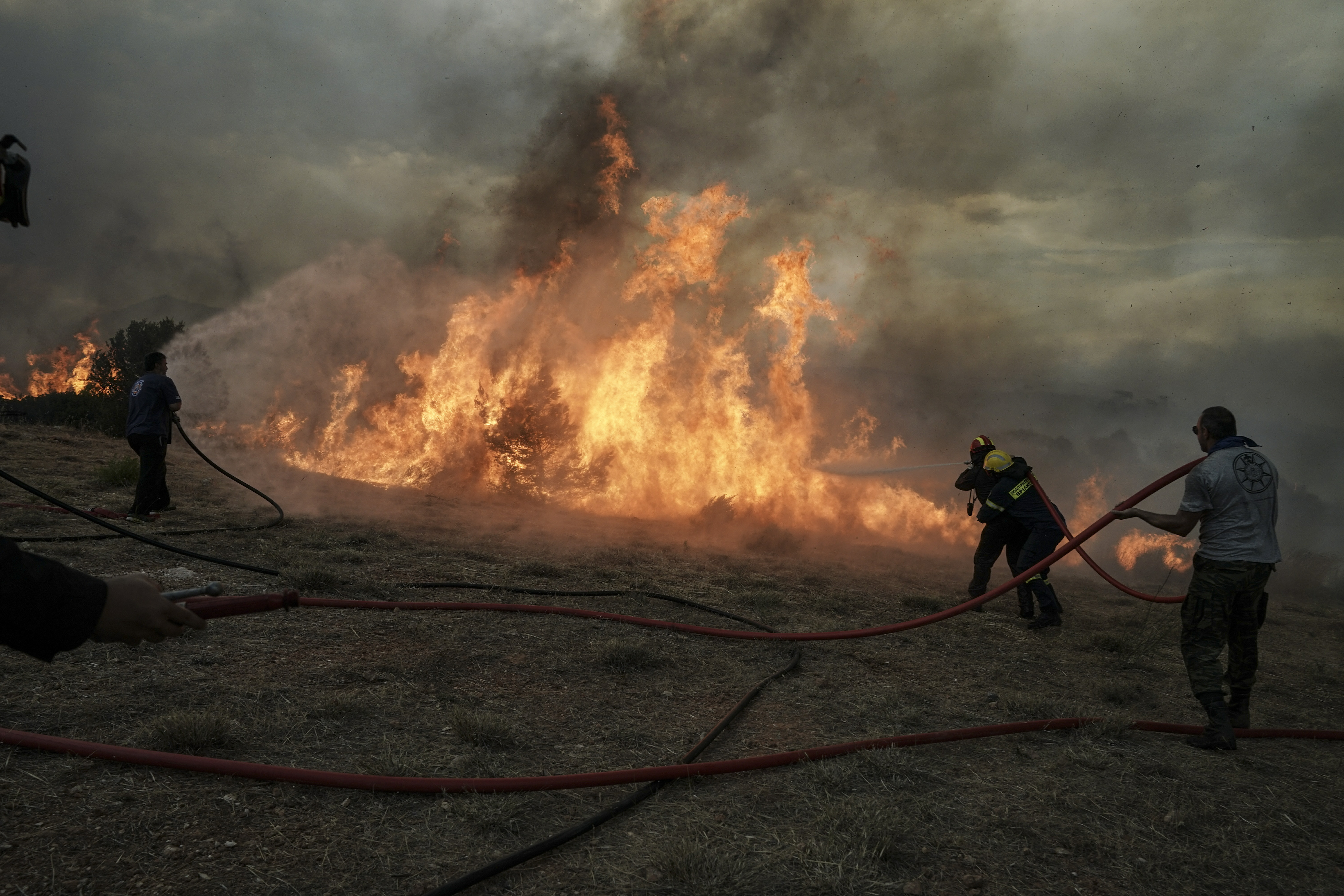 Εκτός ελέγχου η πυρκαγιά στην Ανατολική Αττική – Δέκα νεκροί – Σε κατάσταση έκτακτης ανάγκης οι περιοχές