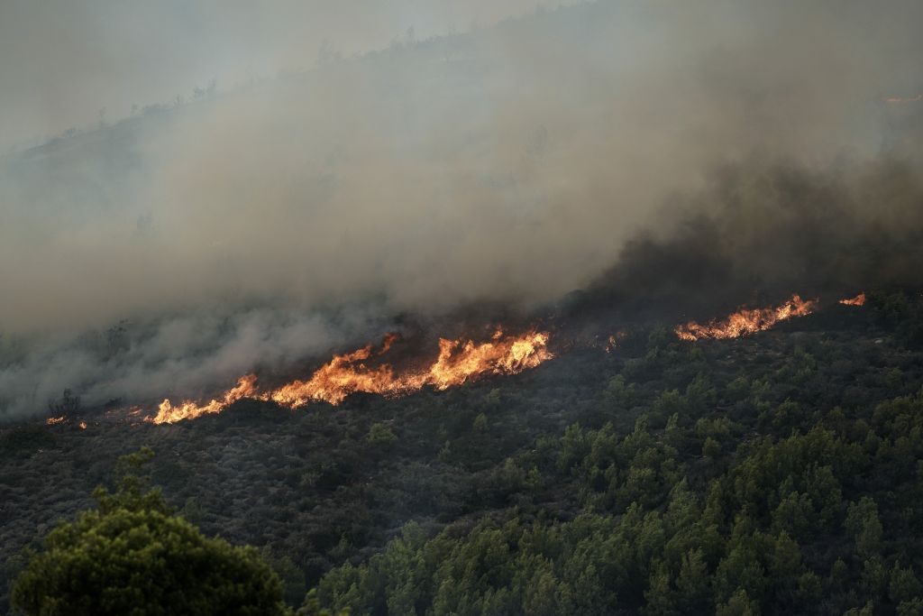 Υπό μερικό έλεγχο οι φωτιές στην Ζάκυνθο