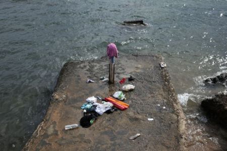 Δύτες αναζητούν αγνοούμενους στη θάλασσα