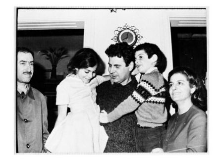 O Mίκης, το «Αξιον Εστί» και οι χαρτοπετσέτες