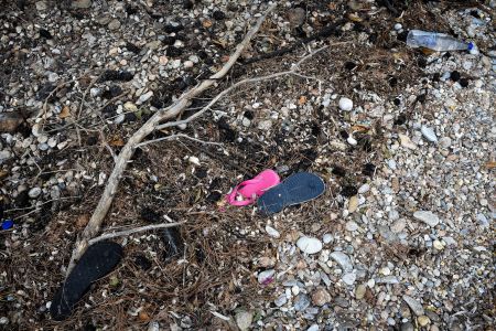 Η θάλασσα ξεβράζει προσωπικά αντικείμενα αυτών που βούτηξαν για να σωθούν