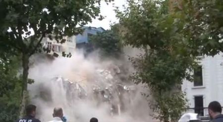Κατάρρευση τετραώροφου κτιρίου στην Κωνσταντινούπολη